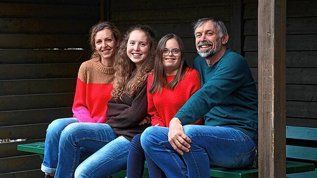 &bdquo;Wir haben beschlossen: Es soll kommen, wie es kommt&ldquo;: (von links) Sandra Engelhart, Zoe, Maya und Uwe Matthäus.