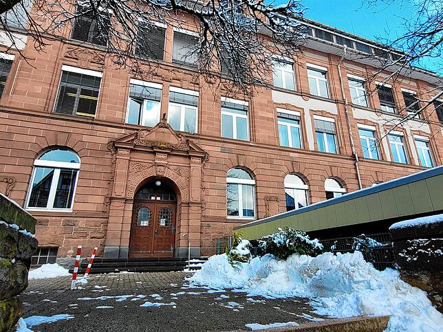 Der Eingang des Gymnasium am Romäusring: Seit Montag dürfen auch zweifach geimpfte Schüler und Lehrer nur noch mit negativem Schnelltest ...