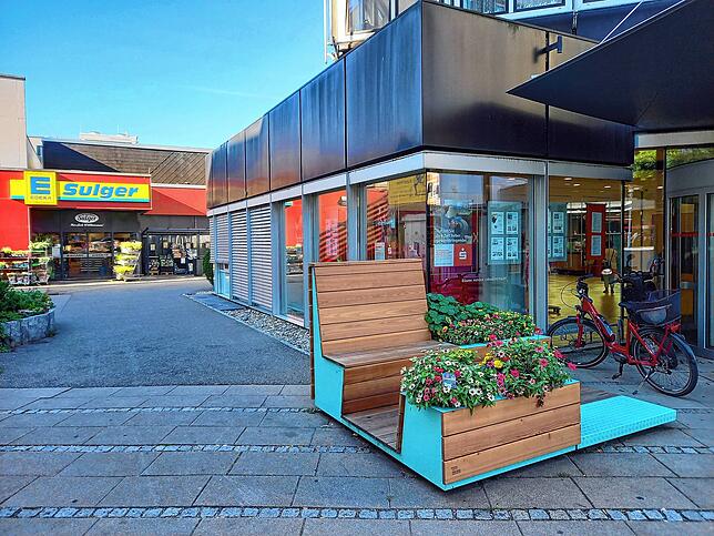 Die beiden Sitzbank-Ensembles, die während der Latscheplatz-Bauarbeiten an der Hauptstraße standen, stehen nun auf dem Platz zwischen ...
