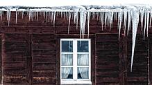 Eiszapfen an einem Holzhaus (Symbolfoto). So mag es 2005 an manchen Orten im Kreis Waldshut ausgesehen haben, als der März satte ...