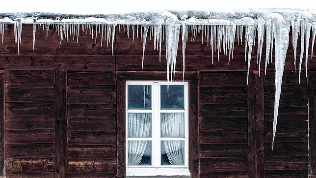 Eiszapfen an einem Holzhaus (Symbolfoto). So mag es 2005 an manchen Orten im Kreis Waldshut ausgesehen haben, als der März satte ...