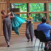 Philharmonisches Programm zum Spatenstich der neuen Grundschule Frickingen: Die Schauspielerinnen Anna Hertz und Andrea Hoever sind als ...