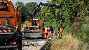 Nach einem Feuer auf der A81 sind langwierige Aufräumarbeiten nötig.