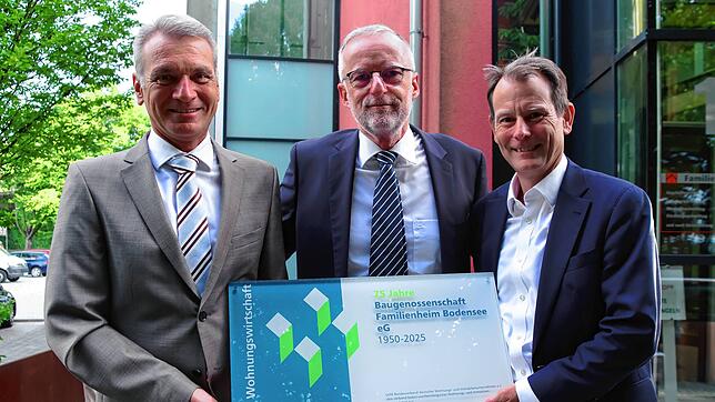 Feier in schwierigen Zeiten: Zum 75-jährigen Bestehen erhalten die Vorsitzende der Baugenossenschaft Familienheim Bodensee, Marco Bächle ...