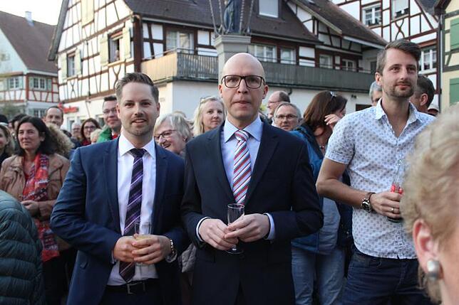 Oliver Gortat bei der Bürgermeisterwahl in Sipplingen. Soeben erfährt er, dass er zum Nachfolger von Anselm Neher gewählt wurde, die ...
