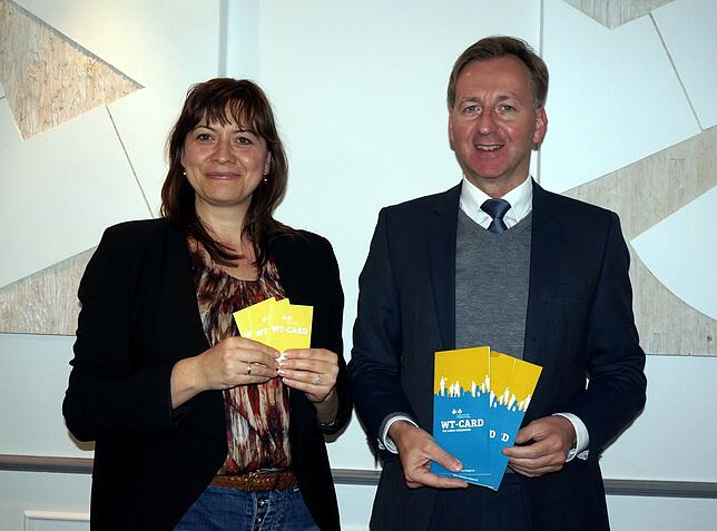 Silke Padova, Leiterin des städtischen Kinder- und Jugendreferats, und Oberbürgermeister Philipp Frank freuen sich über den Start der ...