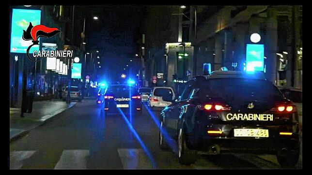 Der Screenshot aus einem Video der italienischen Gendarmerie zeigt Carabinieri-Einsatzwagen am frühen Morgen im Januar 2018 bei einer ...