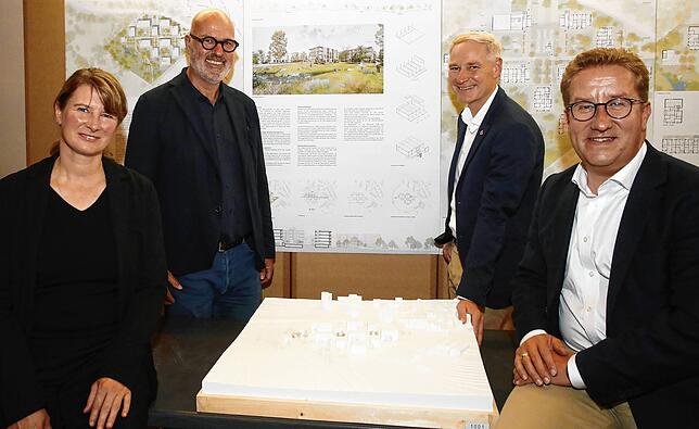 Von dem Siegerentwurf für das Neubau-Quartier Jungerhalde West ist die Jury – hier vertreten durch (von links) Marion Klose, ...
