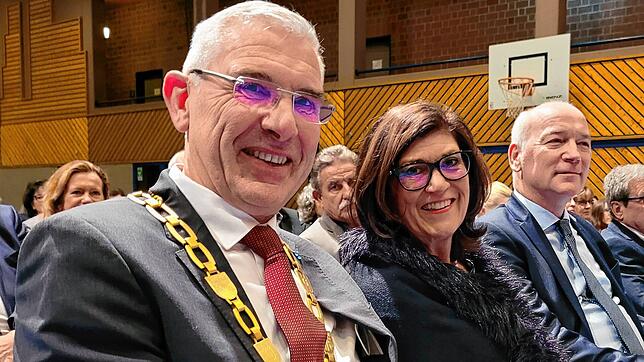 Einen ganz besonderen Dank von Bürgermeister Uwe Eisch (v.li.) galt seiner Ehefrau Gabriele Eisch. Im Amt des Bürgermeisters von ...