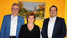 Sabine Fahrnbauer führt ab Mai das Hotel am Kurpark. Sie folgt auf Andreas Weiland (links). Bürgermeister Marcel Schneider wünscht einen ...