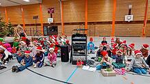 Die Klassen eins und zwei inszenieren ein zauberhaftes Musical in der Sporthalle. Bild: Schulzentrum
