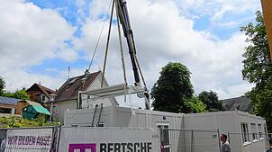 Zügig geht die Aufstellung der Container vor der Schule für die Bermatinger Bibliothek voran. Ortsbaumeister Antonino Lamanna hat alles ...