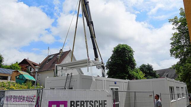 Zügig geht die Aufstellung der Container vor der Schule für die Bermatinger Bibliothek voran. Ortsbaumeister Antonino Lamanna hat alles ...