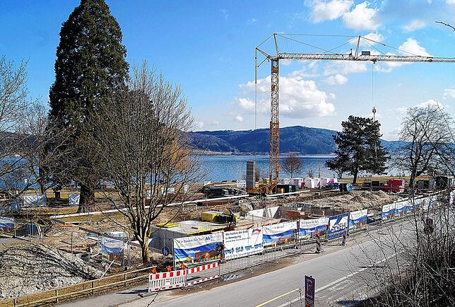 Nach dem Abriss des alten Rathauses und der Obsthalle entstand in Bodman an derselben Stelle das Seeum. Dieses Foto entstand im März ...