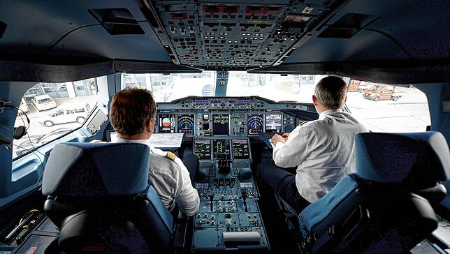 Blick in ein Cockpit. In Überlingen wird Steuerungselektronik für Cockpits hergestellt.