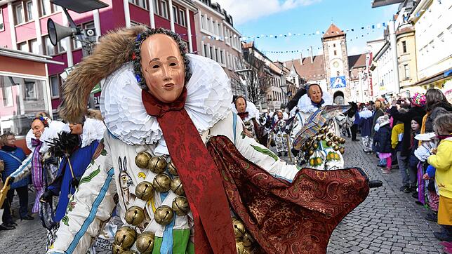 Der Villinger Narro leitet im Jahr 2022 einen echten Evolutions-Sprung ein: Villinger Schemen sind künftig aus einem besonderen Holz ...