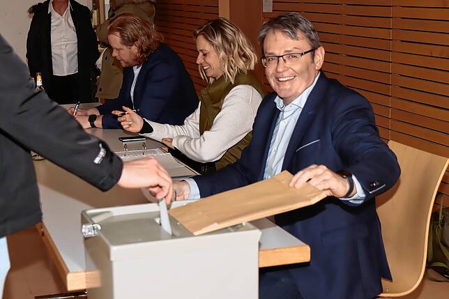 Die Wahlhelfer, so wie hier Andreas Staiger (von vorne nach hinten), Nadine Kuschal und Sebastian Weisser haben bei der Wahl des ...
