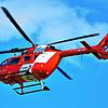 Ein Schweizer Rettungshubschrauber (Rega 1) in der Luft (Symbilbild). Ein schwer verletztes Kind (3) kommt nach einem Unfall in Basel ...