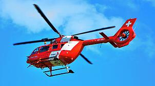 Ein Schweizer Rettungshubschrauber (Rega 1) in der Luft (Symbilbild). Ein schwer verletztes Kind (3) kommt nach einem Unfall in Basel ...