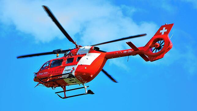Ein Schweizer Rettungshubschrauber (Rega 1) in der Luft (Symbilbild). Ein schwer verletztes Kind (3) kommt nach einem Unfall in Basel ...