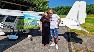Tochter Emily und Hund Sheila haben SÜDKURIER-Gewinner Jens Bamberg bis auf den Flugplatz begleitet.