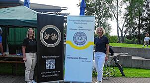Pia Suttrap von Ladies Circle (links) und Gaby Hoeck von Soroptimist International luden zum Charity-Golfen nach Königsfeld ein. Foto: ...