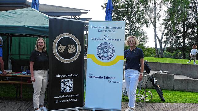 Pia Suttrap von Ladies Circle (links) und Gaby Hoeck von Soroptimist International luden zum Charity-Golfen nach Königsfeld ein. Foto: ...