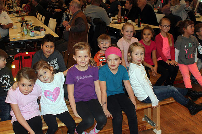 Die Kinder freuen sich auf ihren Auftritt in der Stadthalle. Bild: Reiner Baltzer
