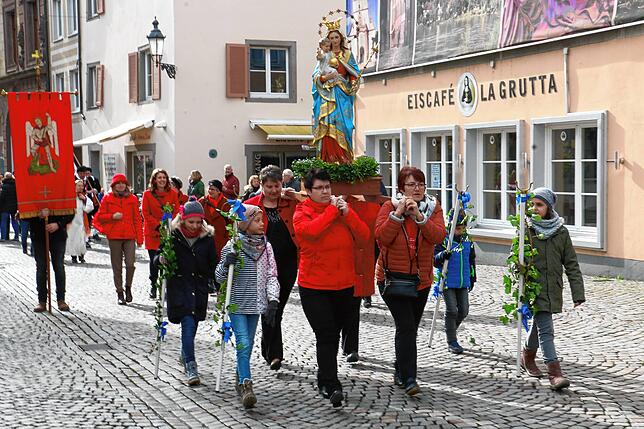 Feierlich tragen die Frauen die Muttergottesstatue von Wallbach.