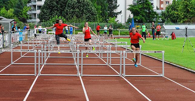 Hürdensprint: Das Trio der LG Hohenfels mit (von links) Frieda Kögel, Maya Schediwy und Marie Marder.