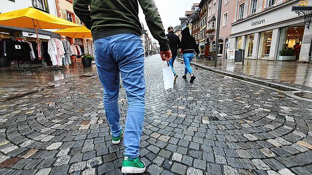Mit klarem Abstand führt der private Haushalt bei den Corona-Infektionsorten in Baden-Württemberg. Restaurants spielen dagegen eine ...