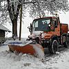 Winterdienst mit dem Unimog (Universalmotorgerät) in der Gemeinde Mühlingen. Hier Peter Traber der gerade auf der Gehöftstraße bei ...