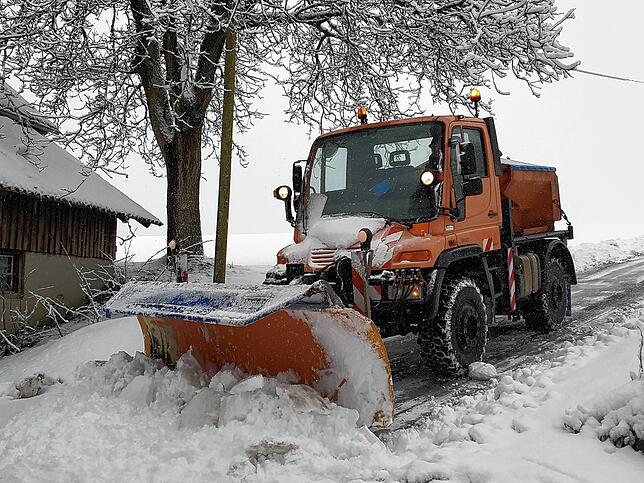 Winterdienst mit dem Unimog (Universalmotorgerät) in der Gemeinde Mühlingen. Hier Peter Traber der gerade auf der Gehöftstraße bei ...