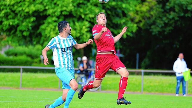 Mete Cesur (FC Anadolu Radolfzell, links) gegen Felix Eiermann (SG Reichenau/R.-Waldsiedlung). Am Ende jubeln die Gastgeber, sie ...