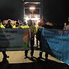 Wütende Bauern am Anleger in Schüttsiel, Schleswig-Holstein: Den privat reisenden Wirtschaftsminister Habeck auf einer Fähre einkesseln ...