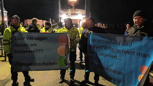 Wütende Bauern am Anleger in Schüttsiel, Schleswig-Holstein: Den privat reisenden Wirtschaftsminister Habeck auf einer Fähre einkesseln ...