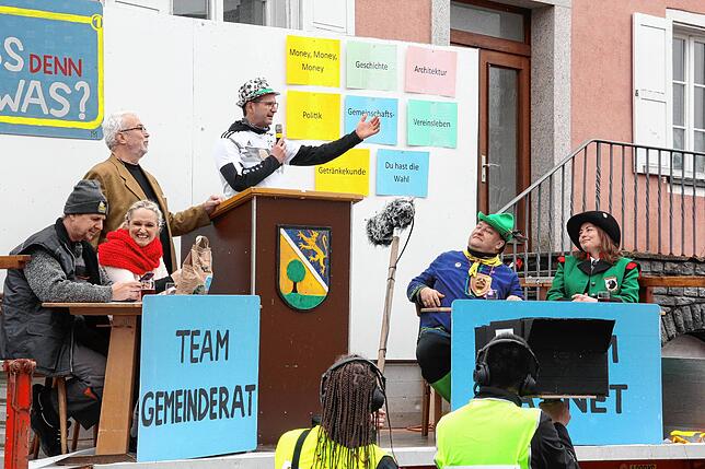 Das Jubiläum 50 Jahre Doppelgemeinde war Thema beim Narrenspiel der Käfersieder Zunft Mühlhausen. Auf der Bühne von links: Bernd ...