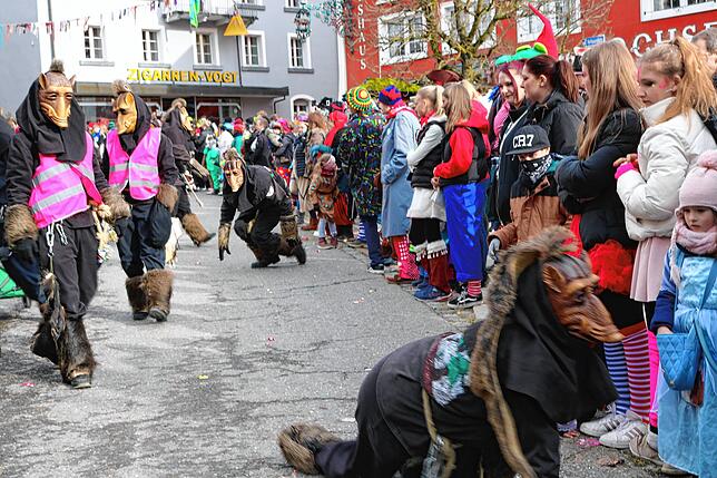 Bild 9: Beim großen Umzug Löffingen steppte der Bär