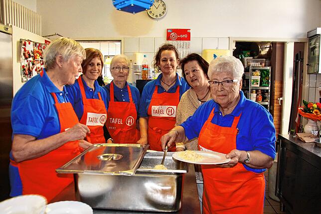 Als Gastköchinnen bereiteten (von links) Doris Bernin, Anja Schüttler, Edda Ehinger, Bettina Kraus, Margitta Noll und Barbara ...
