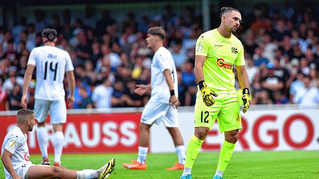 Geknickte Villinger: Torwart Andrea Hoxha (rechts) und der FC 08 verpassen die Überraschung gegen den 1. FC Heidenheim deutlich.