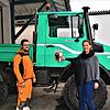 Bauhofleiter Jan Junker und Bürgermeisterin Jacqueline Alberti vor dem Unimog der Gemeinde Daisendorf, welcher im Winter auch zum ...