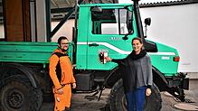 Bauhofleiter Jan Junker und Bürgermeisterin Jacqueline Alberti vor dem Unimog der Gemeinde Daisendorf, welcher im Winter auch zum ...