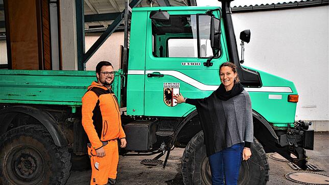 Bauhofleiter Jan Junker und Bürgermeisterin Jacqueline Alberti vor dem Unimog der Gemeinde Daisendorf, welcher im Winter auch zum ...