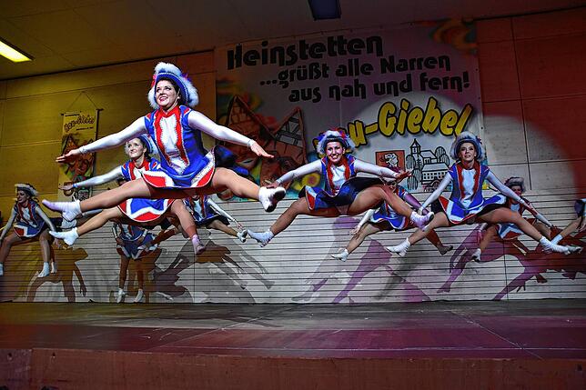 Tolle Sprünge zeigten die Tänzerinnen der Garde aus Kolbingen.