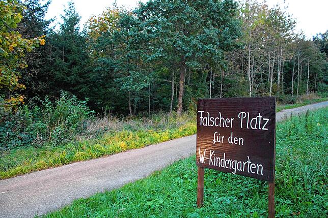 Mit dieser Tafel bringen Anwohner ihrem Unmut über den Standort des Waldkindergartens zum Ausdruck.