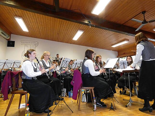Gleich mehrere Musikvereine bieten beim Blasmusiksonntag auf der Bühne im Bucher Musikerheim abwechslungsreiche Unterhaltung.