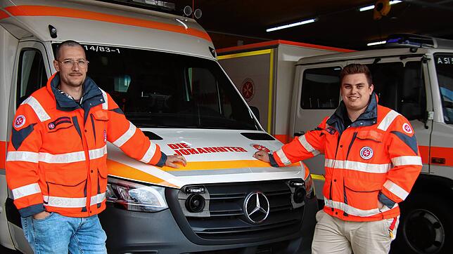 Marco Biernat und Sven Lederle haben sich bei ihrer Arbeit im Rettungsdienst filmen lassen und berichten von ihren Erfahrungen.