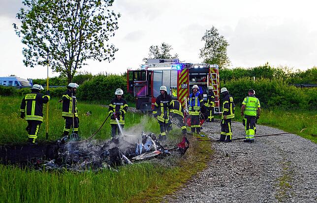 Einsatzkräfte der Feuerwehr an der Unfallstelle. Die beiden Insassen des Fahrzeugs seien schwer verletzt worden, teilte die Polizei mit.