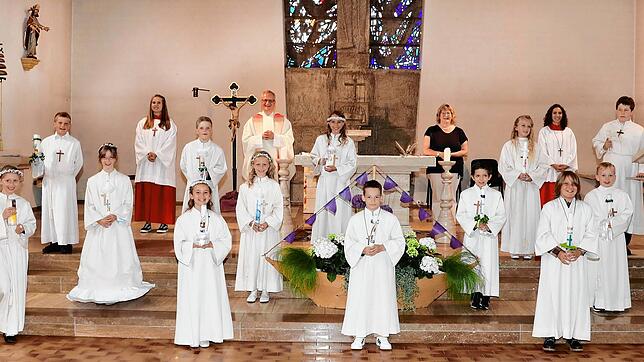 Unser Bild in der Pfarrkirche zeigt die Kinder mit Dekan Stefan Schmid, den Ministrantinnen und Gemeindereferentin Elisabeth König.