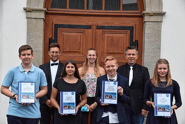 Vier Jugendliche haben ihre Konfirmation in der evangelischen Kirche Stühlingen gefeiert (von links): Michael Schwanhäußer, Jugendpastor ...